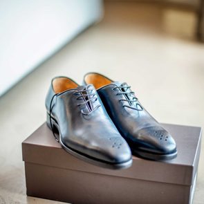 06_7_mistakes_shoes_feet_try_Shoes_on_too_quickly_yoh4nn