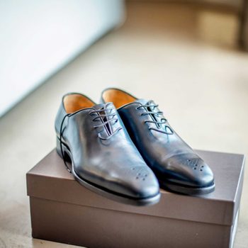 06_7_mistakes_shoes_feet_try_Shoes_on_too_quickly_yoh4nn