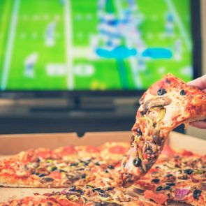 worst_habits_belly_fat_eat_in_front_tv