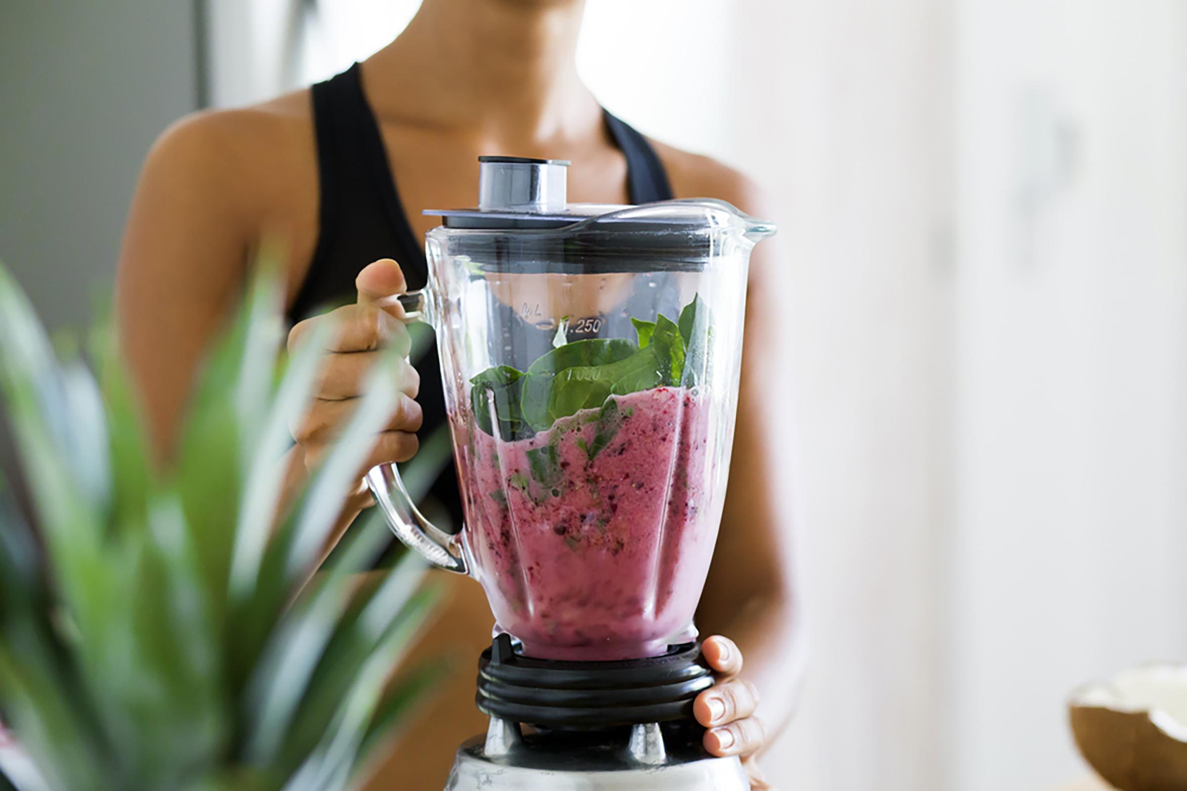 blender making smoothie