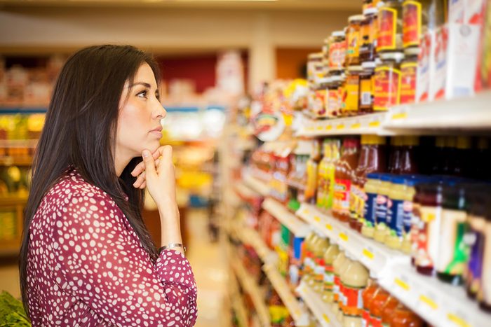 woman groceryeshopping