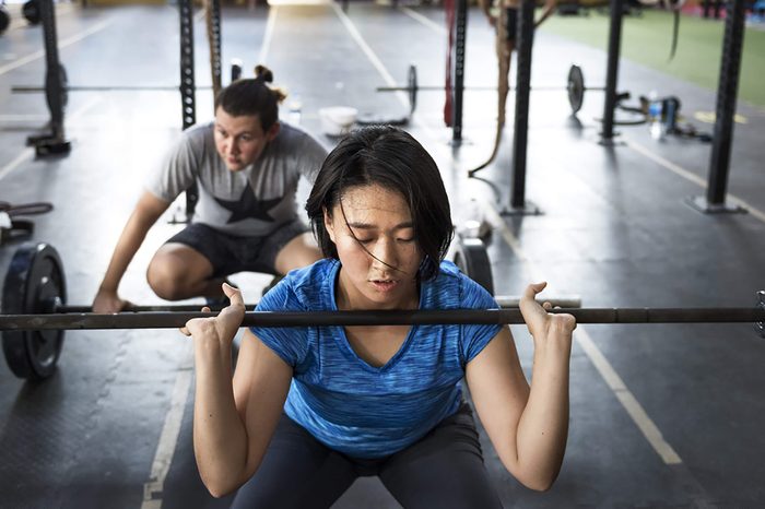 woman-lifting-weights